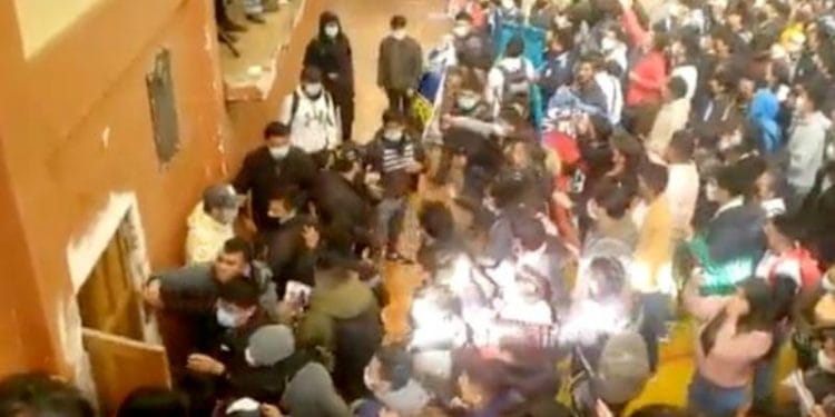 Estampida en universidad de Bolivia dejó cuatro estudiantes fallecidos y más de 60 heridos