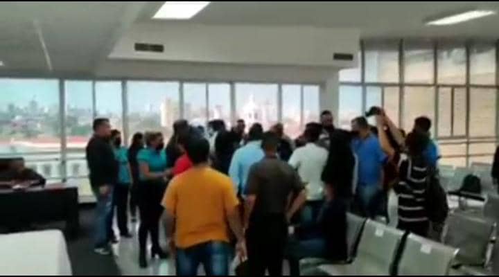 Discusión en el Concejo de Maracaibo sobre el premio municipal de periodismo Eduardo López terminó en trifulca (VIDEOS)