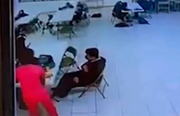 Detienen a madre que hirió a menor con una correa en una escuela de EE UU (VIDEO)