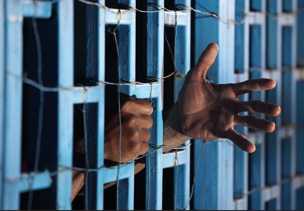 Recluso escapó por una ventana del baño de la sede de la PNB