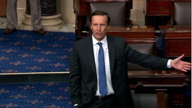 El senador Chris Murphy realiza emotivo llamado a la acción en el Senado tras la matanza en Texas
