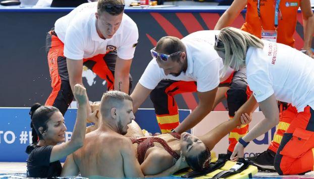 Nadadora se desmaya en el agua en plena competencia y tiene que ser rescatada