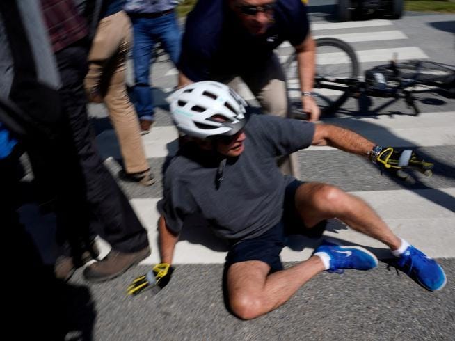 EN VIDEO| Joe Biden se cae de una bicicleta durante un paseo por la playa