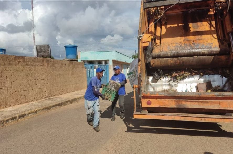 IMASUR supervisa recolección de desechos casa a casa en la parroquia Domitila Flores de San Francisco