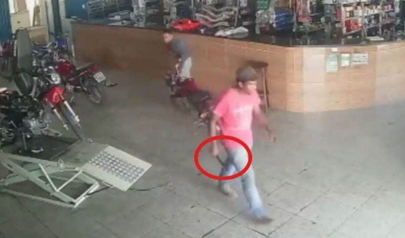 En Brasil: Esposo celoso apuñaló al amante de su esposa (VIDEO)