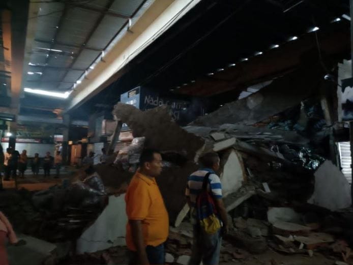 Se desplomaron tres locales en el mercado Las Pulgas