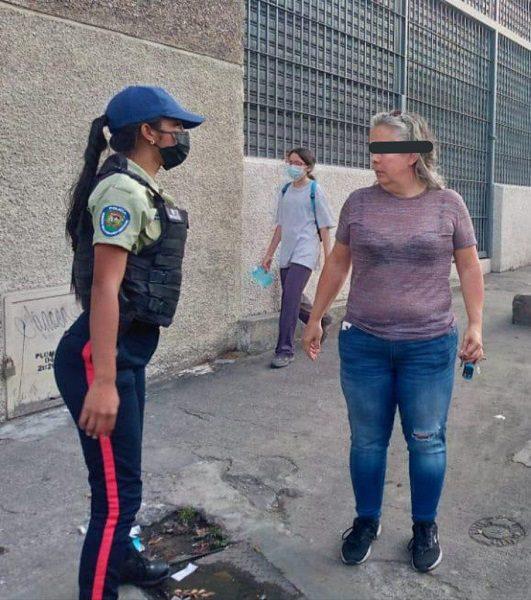 Detienen a una mujer en Caracas por pegarle una cachetada a un niño de 4 años