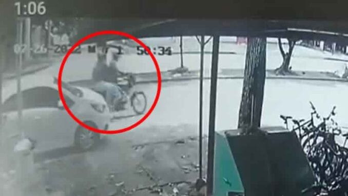 ¡SE SALVÓ DE MILAGRO! Policía colombiano es baleado por sicarios dentro de su carro (VIDEO)