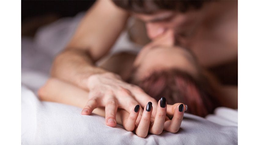Mujer muere de corazón roto tras sostener encuentro íntimo con su pareja
