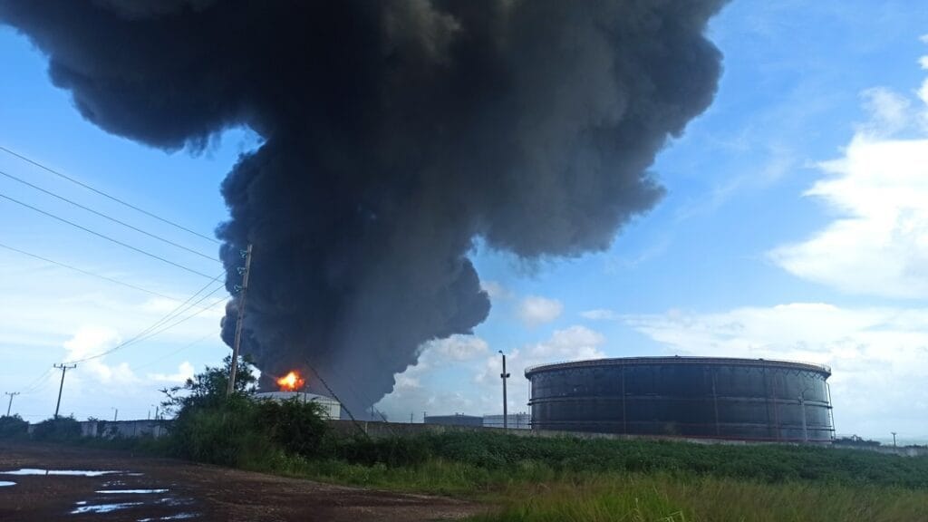 Incendio en depósitos de crudo en Cuba deja un muerto y 121 lesionados