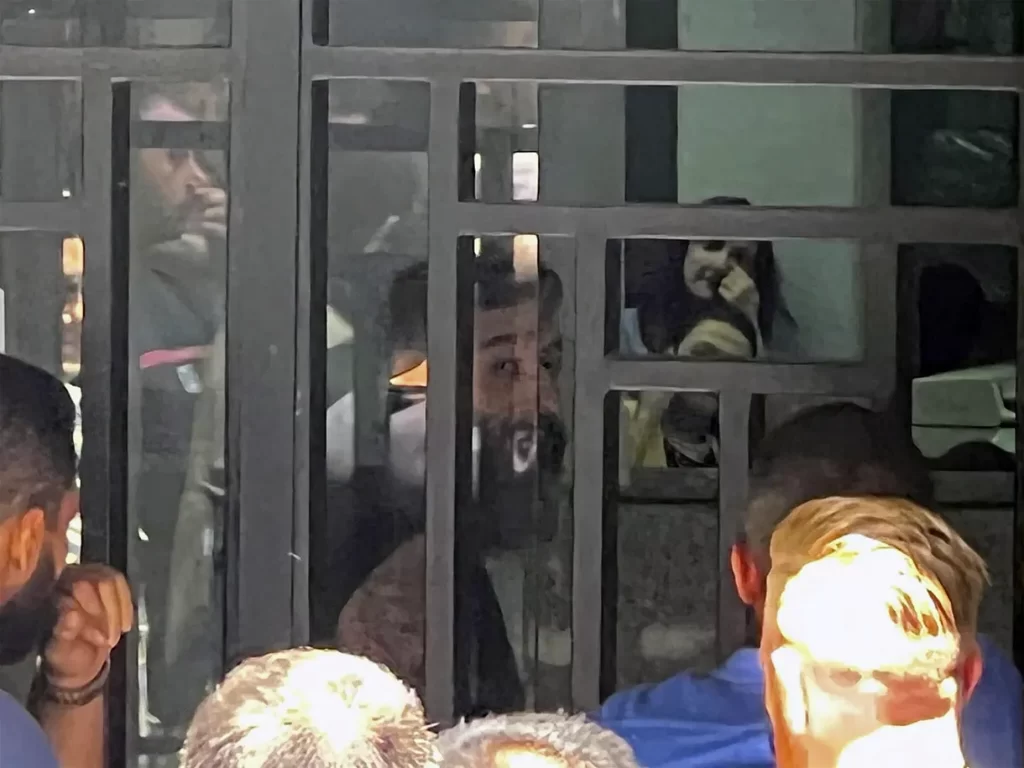 Hombre toma rehenes en un banco de Beirut para sacar sus ahorros y ciudadanos muestran su apoyo| +video