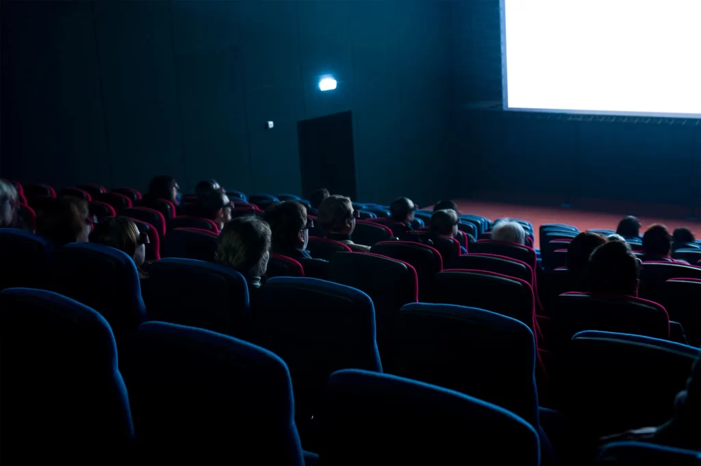 Una empleada de cine muestra las cosas más extrañas que se encuentra al acabar una película
