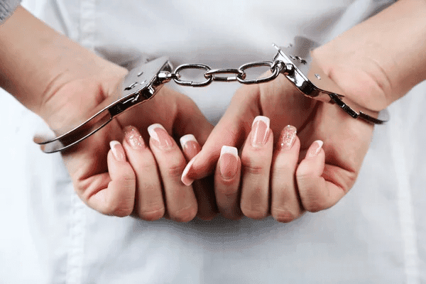 Apuñaló a su hermano por rechazar a su novio