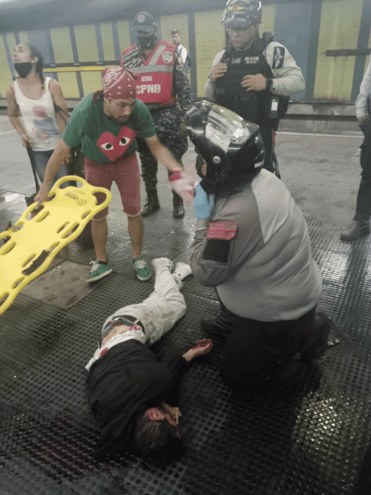 Otra riña sangrienta en el Metro de Caracas: «Se agarraron a cuchillazos frente a nosotros» +FOTOS