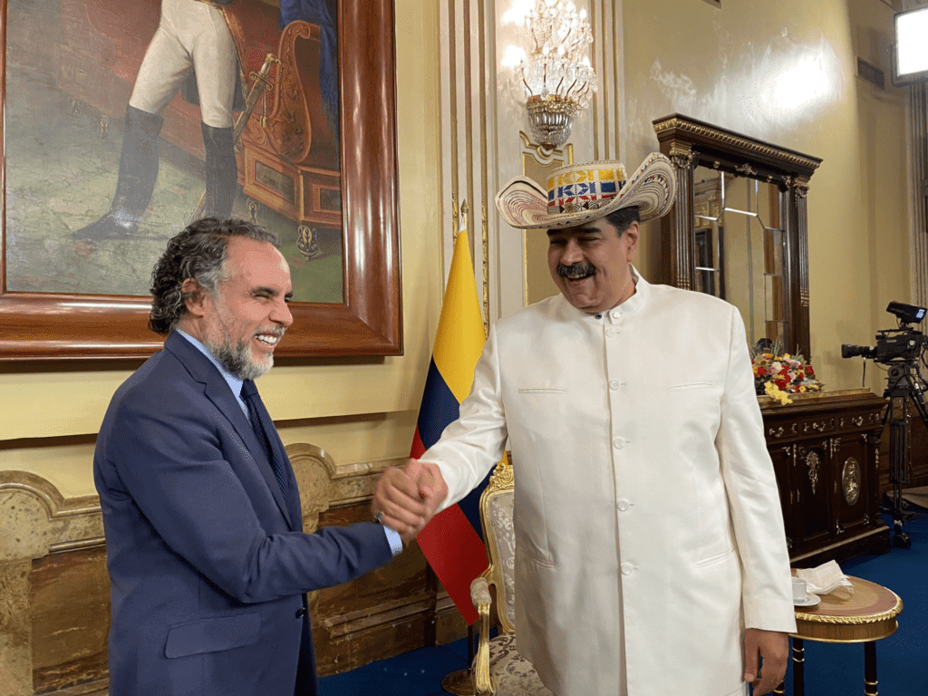 Después de tres años Colombia y Venezuela restablecen relaciones bilaterales: Maduro recibe a embajador de Gustavo Petro (VIDEO)