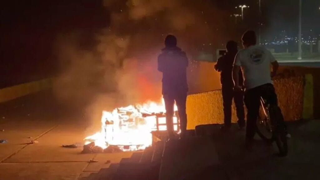 Quemaron carpas de venezolanos en Chile en medio de protestas por asesinato de un adolescente
