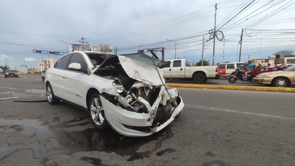 Accidente automovilístico en Grano de Oro deja a dos heridos