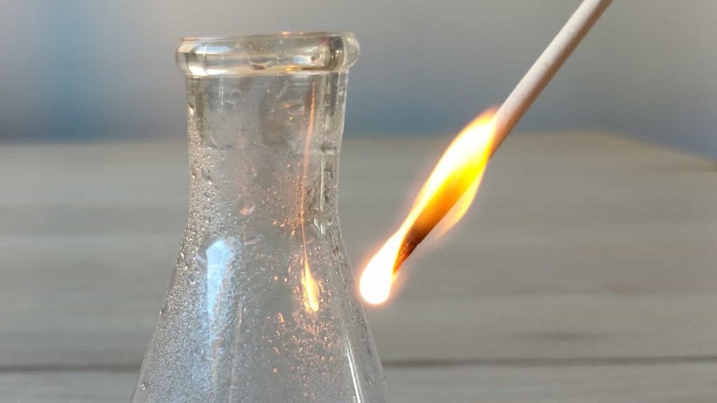 Falló experimento de química y explotó todo: alumnos salieron encendidos en llamas