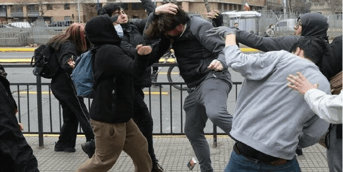 Agreden a golpes al hermano del presidente de Chile (Vídeo)