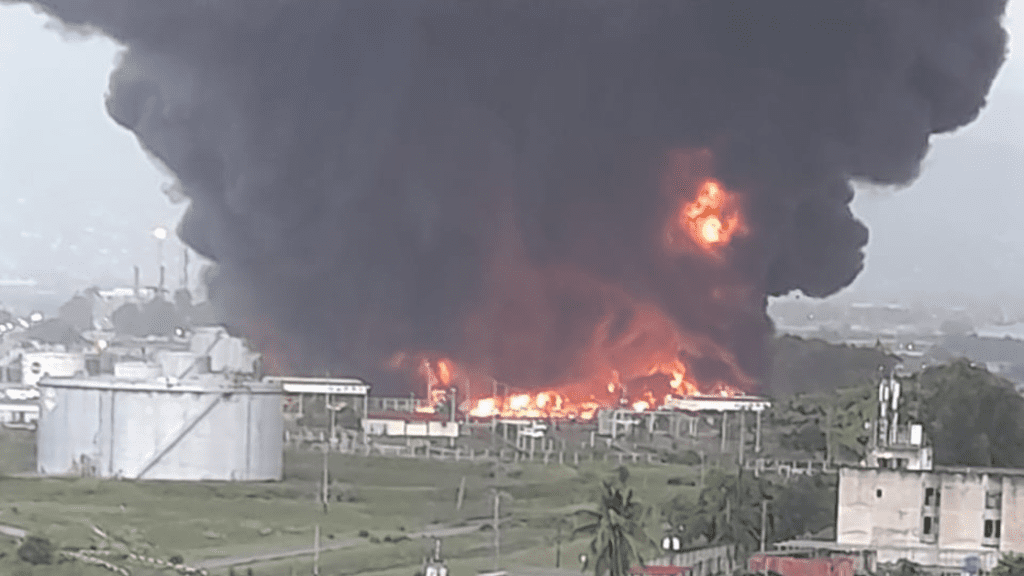 Reportan gran incendio en refinería de Puerto La Cruz, dicen que fue un rayo