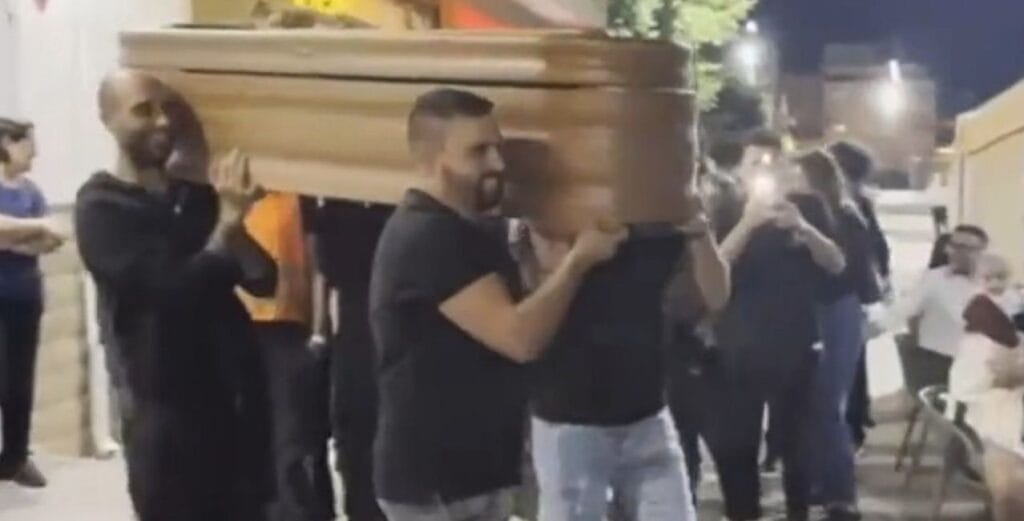 En un ataúd y vestido de Darth Vader: prouesta de matrimonio generó revuelo en redes (Video)