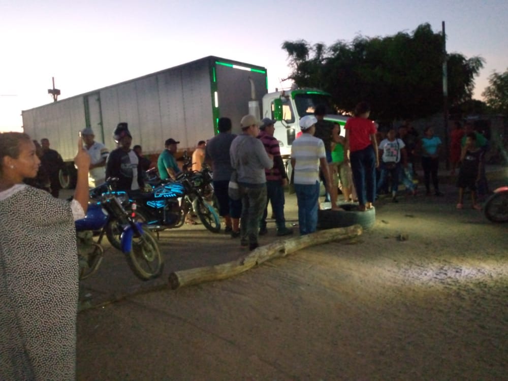 Tras 48 horas sin electricidad, habitantes del municipio Guajira protestaron en Troncal del Caribe