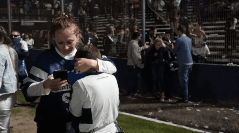 Un muerto y decenas de heridos por enfrentamientos en un estadio de Argentina