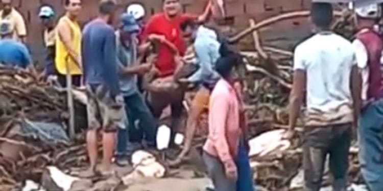 Habitantes de Las Tejerías rescataron el cuerpo de otra persona fallecida tras eldeslave VÍDEO DESGARRADOR