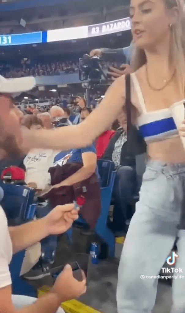 Lo cacheteo porque le propuso matrimonio con un anillo de caramelo en un partido de béisbol (+Video viral)