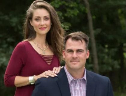 Gobernador de Oklahoma reclama públicamente «cada centímetro» de su estado para Jesús
