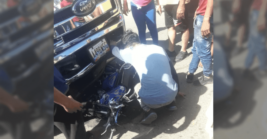 Motorizado muere arrollado por camioneta «Super Duty» en la Circunvalacion 2 (VIDEO)