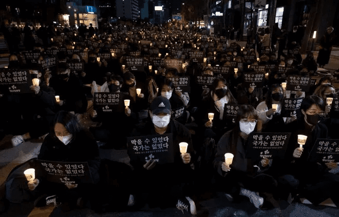 Manifestantes lloran la tragedia en fiesta de Halloween en Corea del Sur y piden la renuncia del presidente