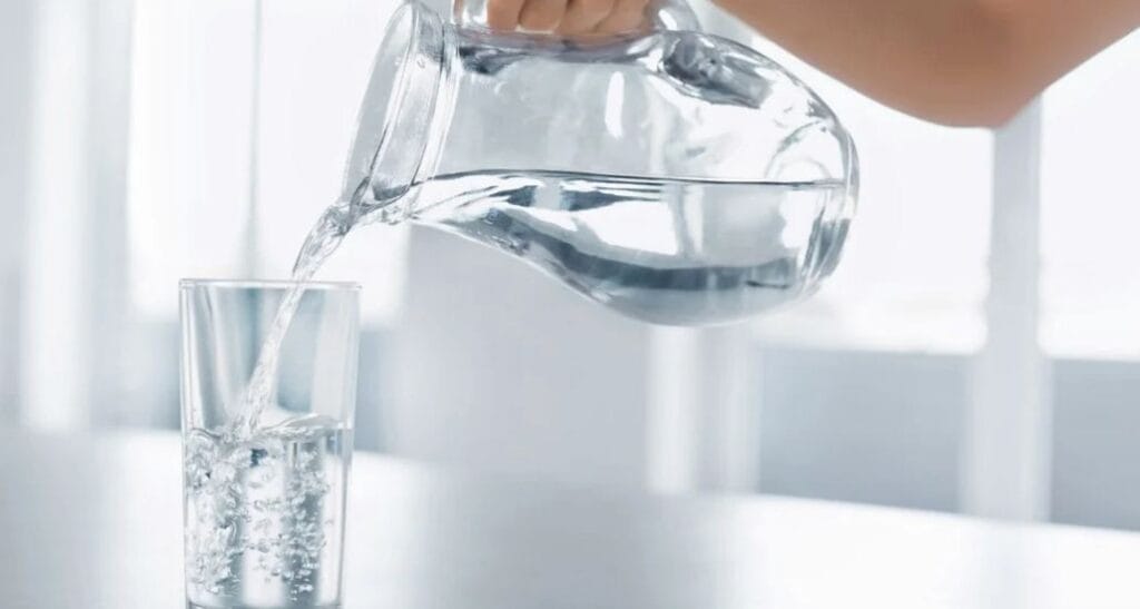 ¿Tienes hipertensión arterial? esta es la cantidad de vasos de agua que debes tomar