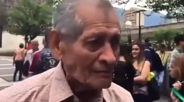 Devastador: captan a pensionado venezolano llorando