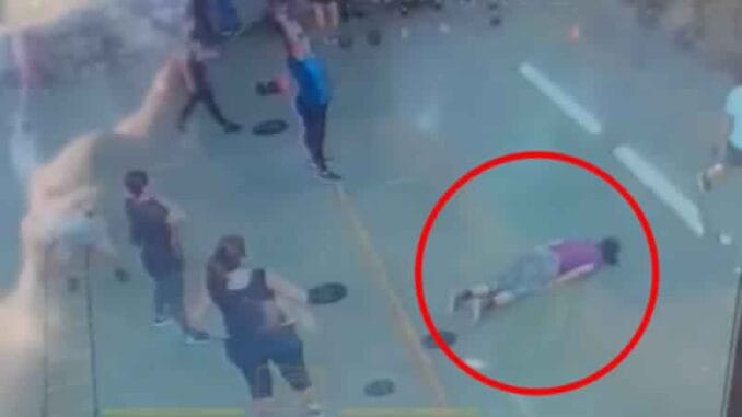 ¡DESCONCERTANTE! Joven de 25 años murió mientras hacia rutina de sentadillas en un gimnasio (VÍDEO)
