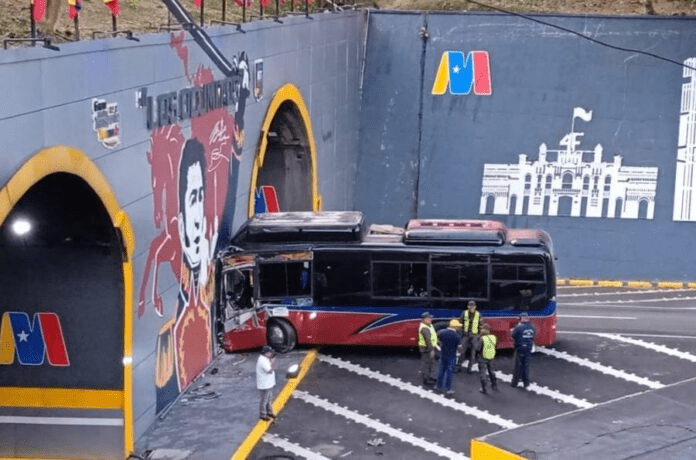 Autobús Yutong se estrella contra entrada del Túnel Los Ocumitos (+Vídeo)