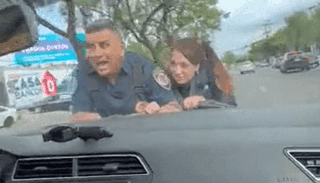 Quiso evadir una alcabala y dos policías se le colgaron en el capot (VIDEO)