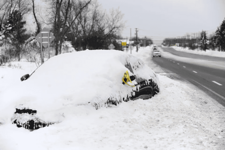 Mujer de 22 años muere al quedar atrapada en su auto 18 horas durante la tormenta invernal en Nueva York