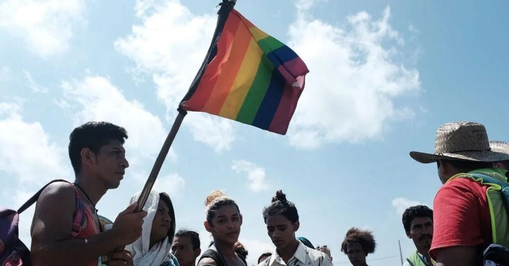 Ataque contra Dios y la familia: padres denuncian política gay forzada en escuelas de EE.UU