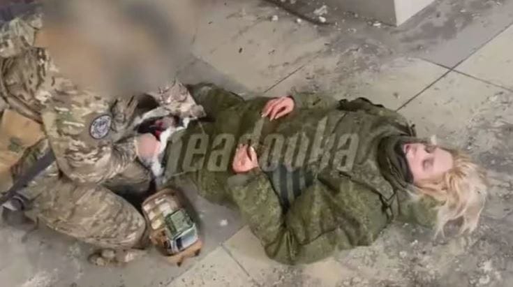 Así fue el momento en el que periodista rusa recibe el impacto de un proyectil reportando la guerra EN VIVO