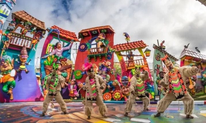 VIDEO| Mostró sus pechos en pleno carnaval de Colombia y generó polémica