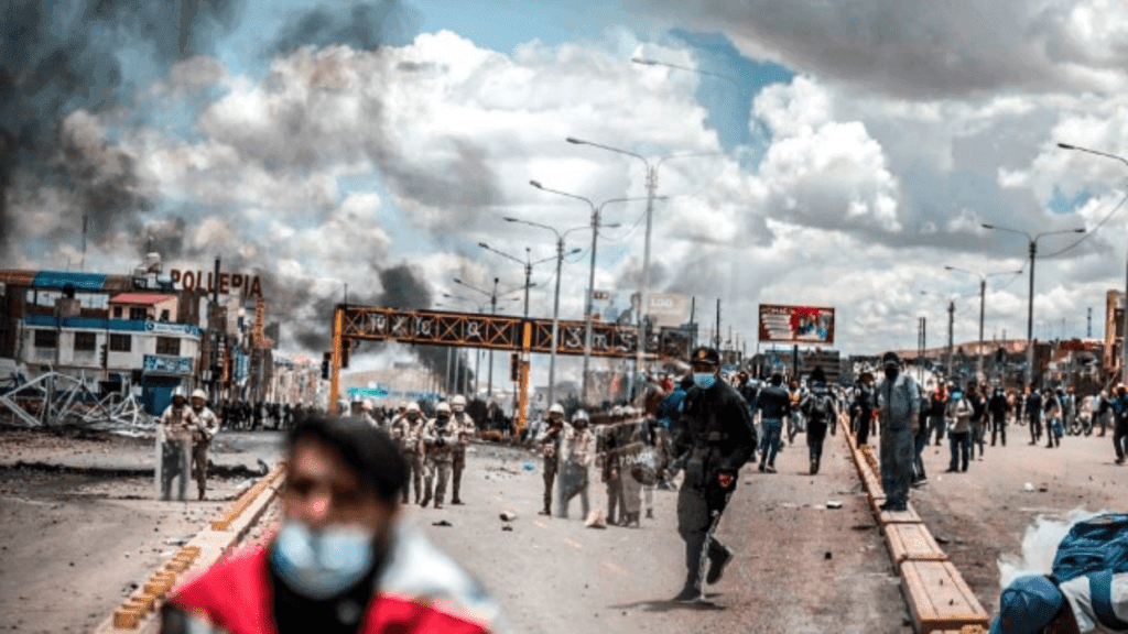 Perú declara toque de queda en el sur por 18 muertes en protestas antigubernamentales