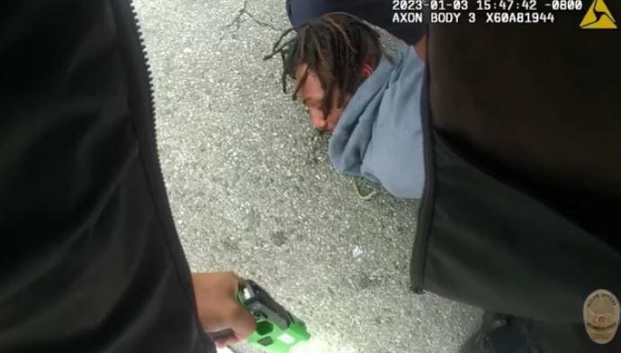 ¡RACISMO PURO! Afroamericano murió tras uso prolongado de arma taser en Los Ángeles (IMÁGENES SENSIBLES)