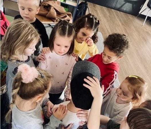 Captan conmovedor momento de oración de niños hacia su compañero de clases que estaba enfermo