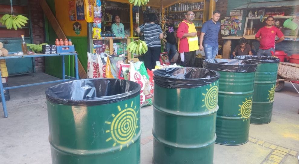 Alcalde Rafael Ramírez entrega pipas para desechos sólidos en diferentes mercados municipales