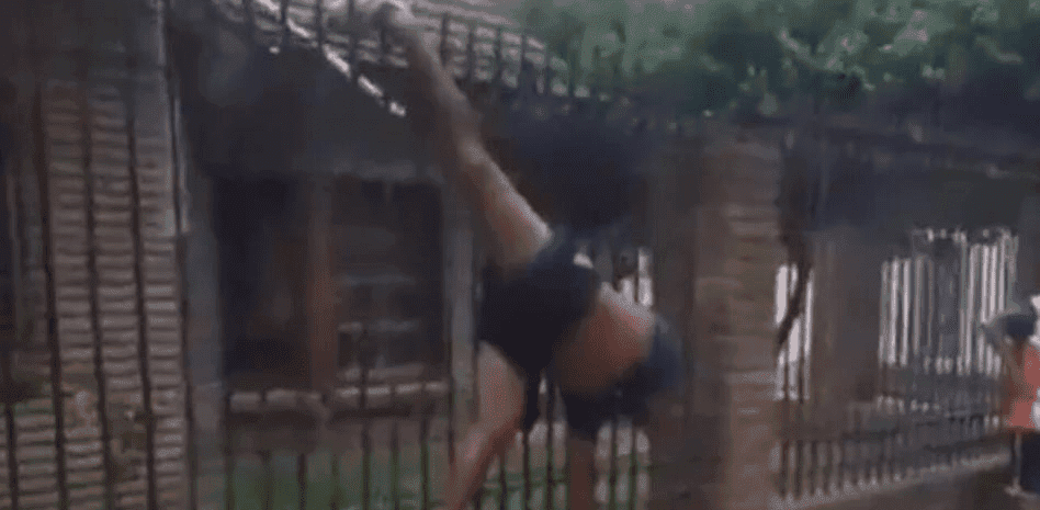 El bochornoso momento en el que un ladrón se queda atrapado en la valla de la casa en la que roba