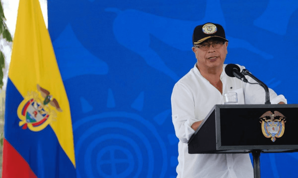 Presidente Colombiano Gustavo Petro endurece discurso tras suspensión del director de la SAE y llama a marchar