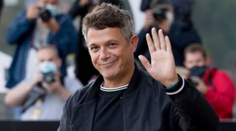 Alejandro Sanz pasó un susto con su guitarrista en pleno concierto en México