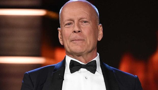 Esposa de Bruce Willis pide a los periodistas que mantengan la distancia y “no griten a su esposo”