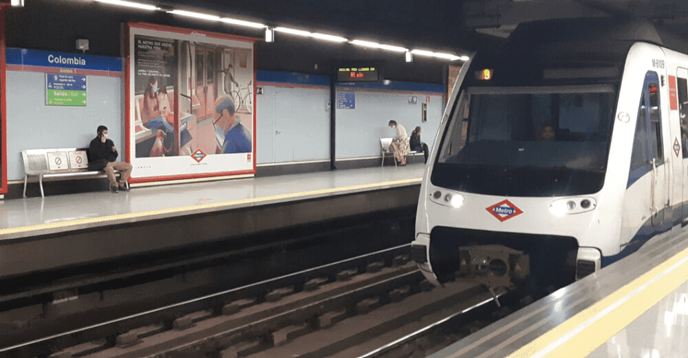 Mujer rocía perfume en el Metro de España por mal olor de las personas
